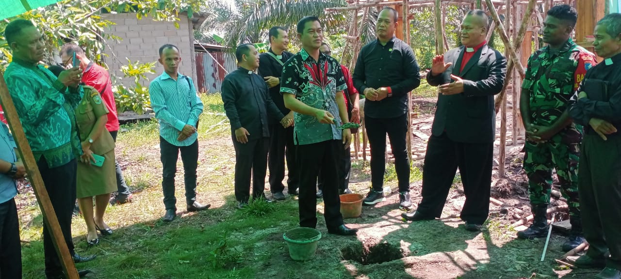 kepala desa Subah bapak Yulianus Atin (tengah)